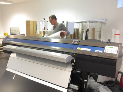 Terje skifter rull på vår nye digitaltrykkemaskin.