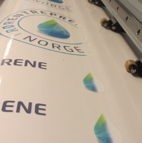 Her trykkes hvit farge under de øvrige fargene. 