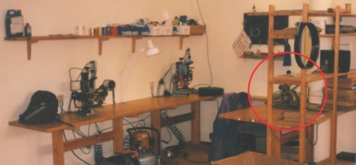 Bildet er fra varmepreg-trykkelinjene våre ca 1995. Den første pregemaskinen skimtes så vidt til høyre. De to andre ble brukt på Mirage kulepenner og gikk på trykkluft.