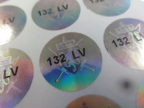 Hologram-klistremerker levert til Forsvaret.