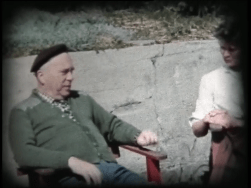 Hans Dommersnes på gårdstunet med min mor og søster. 