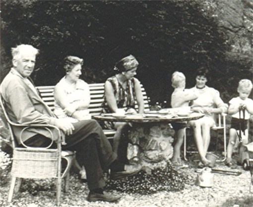 Kaffe rundte steinbordet med Tor & Solveig Andreassen, tante Ruth (Hetland) og min mor (Anne "Søster" Tonjer) med ungene Eivind og meg. 