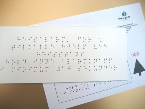 Braille- blindeskrift på skilt fra Tonjer Media 